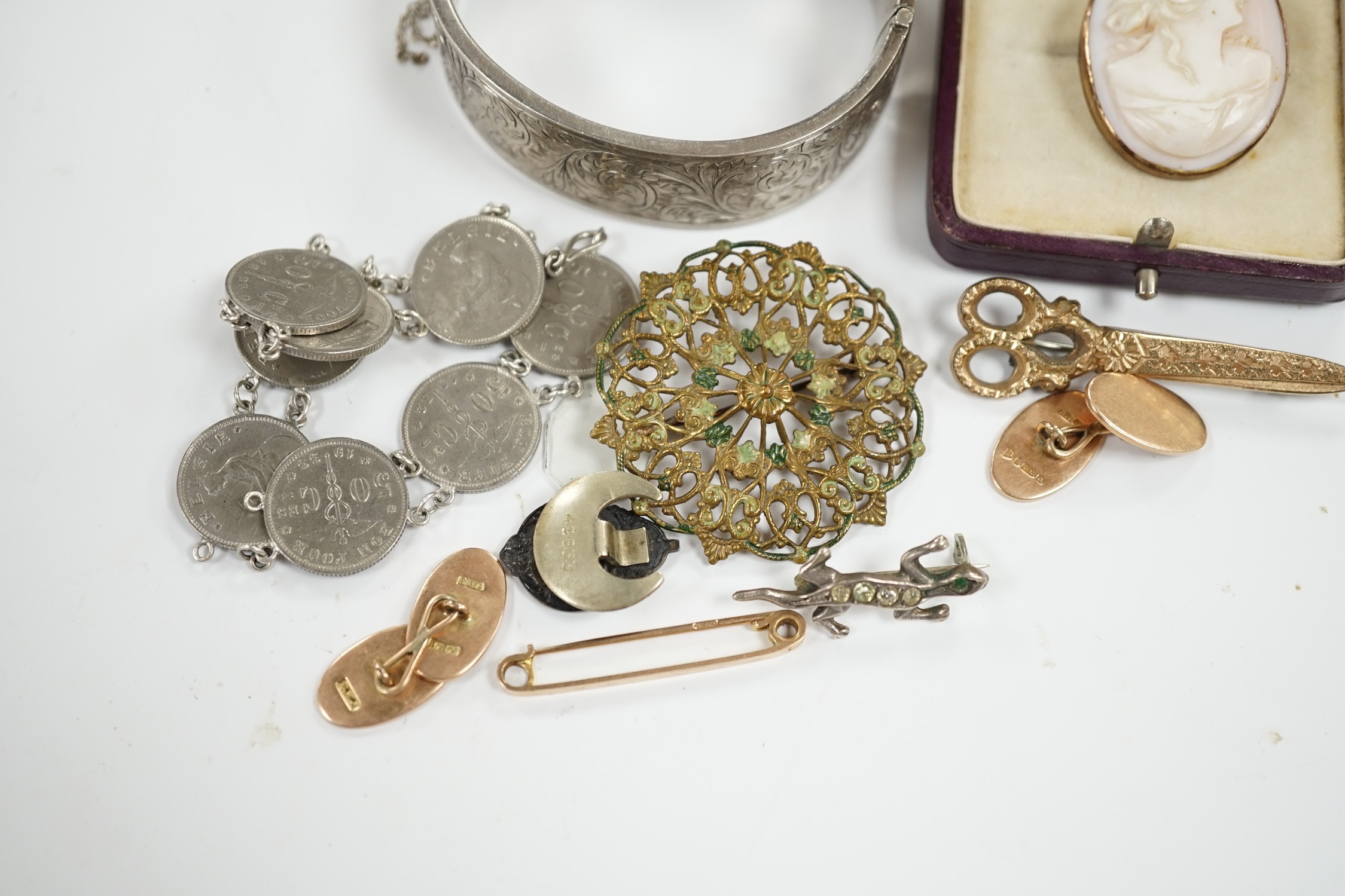Sundry jewellery, including a pair of 9ct gold oval cufflinks, a 9ct gold safety pin, silver hinged bangle, etc.
